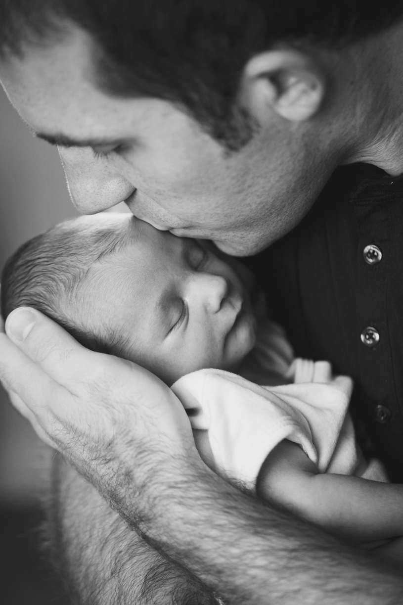 dad-kissing-newborn-son-black-and-white