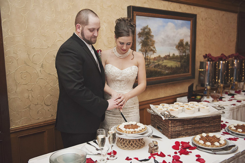 benson-hotel-cake-cutting-bride-and-groom