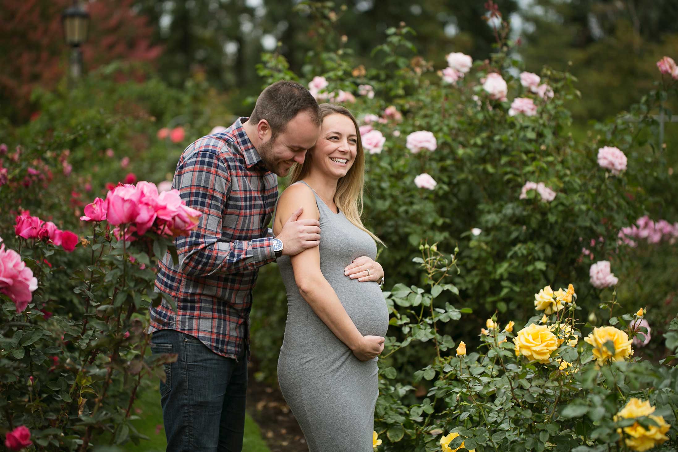 roes-gardens-maternity-session-husband-